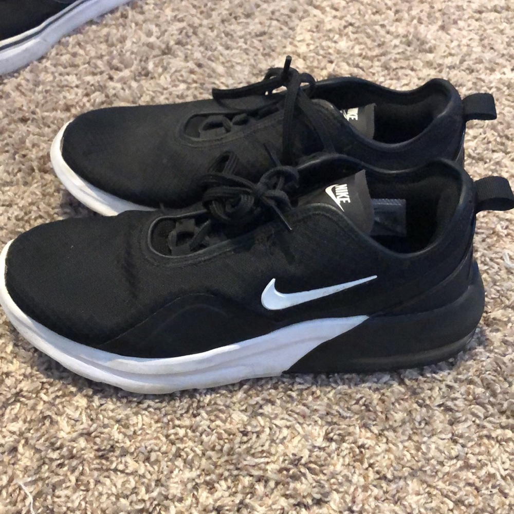 Women’s NIKE AIR MAX motion two, size 8